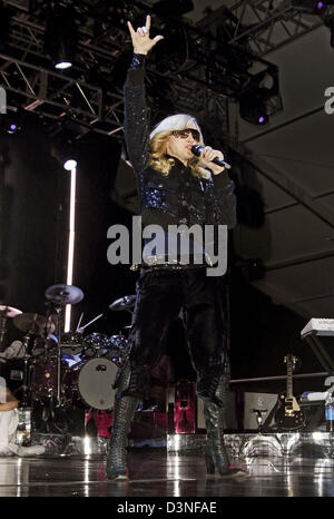 US superstar Madonna performs at the 'Coachella Valley Music and Arts Festival, in Indio, CA, USA, 1 May 2006. The world premiere of Madonna's 'Confessions' tour will take place on 21 May in Los Angeles leading her to Duesseldorf on 20 August and Hanover on 22 August. Photo: Hubert Boesl Stock Photo