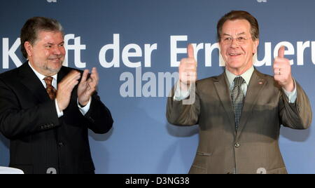 Designated chairman of the Social Democrats (SPD) Kurt Beck (L) applaudes Vice-Chancellor Franz Muentefering celebrating his 40 years SPD membership in Sundern, Germany, Friday evening, 5 May 2006. The 66-year-old celebrates with his fellow party members in his home constituency. Photo: Franz-Peter Tschauner Stock Photo