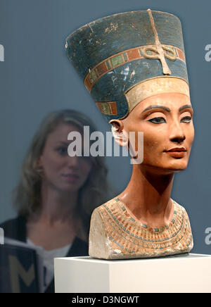 (dpa file) - A visitor examines the bust of the ancient Egyptian queen Nefertiti in Altes Museum in Berlin, Germany, 12 August 2005. Berlin will continue to be its home after a spokesperson of the Stiftung Preußischer Kulturbesitz declared on Thursday, 11 May 2006, it would not go to the opening of the 'Egypt's Sunken Treasures' exhibition. Photo: Stephanie Pilick Stock Photo