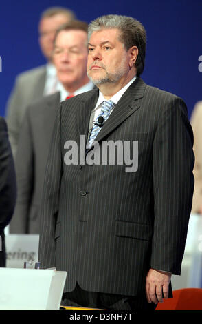 The Prime Minister of Rhineland Palatinate and designated SPD chairman Kurt Beck (R) stands together with former chairman and present Labour Minister Franz Muentefering at the extraordinary party convention in Berlin, Sunday 14 May 2006. Beck will take on Platzecks succession, who had stepped down from the office of the chairman due to health reasons. Photo: Marcel Mettelsiefen Stock Photo