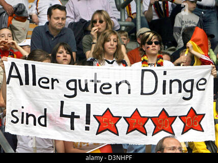 Fans hold up a banner reading 'Aller guten Dinge sind 4' (all good things are four) during the German national soccer team's friendly match against amateur club FSV 63 Luckenwalde at the Carl-Benz-Stadium in Mannheim, Germany, Tuesday 16 May 2006. Germany has the chance to win the World Cup for a fourth time during the upcoming FIFA World Cup 2006 in Germany. Brazil is the record w Stock Photo