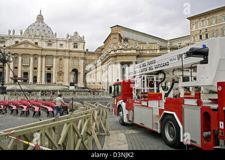 (dpa file) A Vatican City fire brigade lorry photographed on St Peter