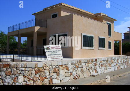 The photo shows a newly built holiday cottage near Santanyi on Mallorca, Spain, 11 May 2006. Ten percent of the ground is owned by Germans. Photo: Matthias Schrader Stock Photo