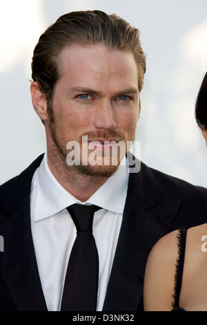 US-American actor Jason Lewis arrives at the traditional charity gala in the course of the Cannes Film Festival in Mougins, France, Thursday 25 May 2006. The gala benefits the amfAR Aids foundation. Photo: Hubert Boesl Stock Photo