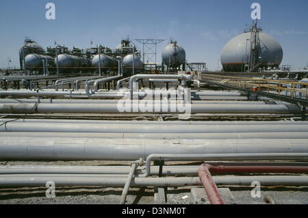 Pipelines leading to the oil exporting terminal at the largest oil refinery in the world,  at Ras Tanura, run by Saudi Aramco Stock Photo