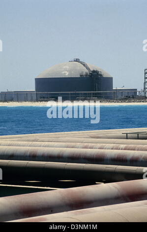 Pipelines leading to the oil exporting terminal at the largest oil refinery in the world,  at Ras Tanura, run by Saudi Aramco Stock Photo