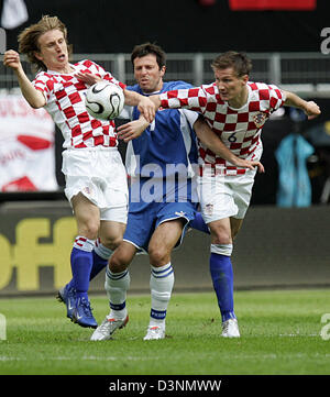 Croatian internationals Jurica Vranjes (R) and Luka Modric (L) vie for the ball with Poland's Maciej Zurawski (C) in the test cap Croatia vs Poland in the Volkswagen Arena stadium of Wolfsburg, Germany, Saturday, 3 June 2006. Germany will face Poland, Ecuador and Costa Rica in the Group A matches of the FIFA World Cup 2006. Croatia will face Australia, Japan and Brazil in its group Stock Photo