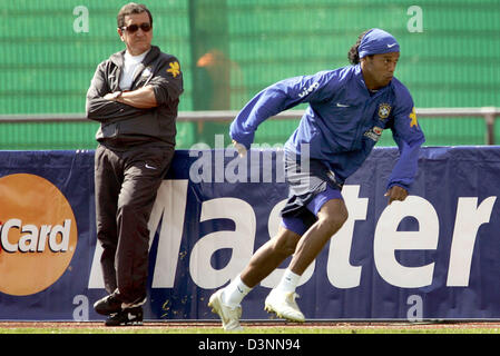 Brazilian national soccer team head coach Carlos Alberto Parreira observes Ronaldinho (R) during a sprint exercise in Koenigstein (Taunus), Germany, Wednesday, 07 June 2006. Team Brazil prepares for the upcoming FIFA World Cup 2006 in Koenigstein. Photo: Frank May Stock Photo