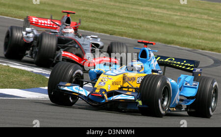 Spain's Fernando Alonso of the Renault F1 team leads during the British Grand Prix held at the Silverstone race track in Northamptonshire, Great Britain, Sunday, 11 June 2006. Alonso wins. Photo: Jens Buettner Stock Photo