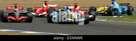 Spain's Fernando Alonso (C, front) of the Renault F1 team leads during British Grand Prix held at the Silverstone race track in Northamptonshire, Great Britain, Sunday, 11 June 2006. Alonso wins. Photo: Jens Buettner Stock Photo