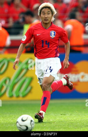 Korean Player Chun Soo Lee plays the ball during the group G match of the 2006 FIFA World Cup match between South Korea and Togo in Frankfurt, Germany, Tuesday 13 June 2006. Photo: ACHIM SCHEIDEMANN +++ Mobile Services OUT +++ Please also refer to FIFA's Terms and Conditions. Stock Photo