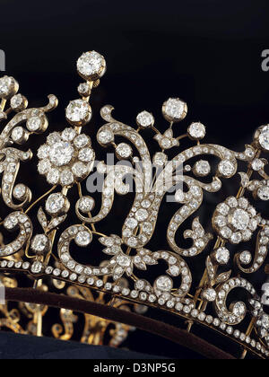 The photo shows lot 192 in Christie's sale of jewellery belonging to the late sister of Britain's Queen Elizabeth II, Prince Margaret is this Poltimore Tiara/Necklace, London, 13 June 2006. It is designed as a graduated line of cushion-shaped and old-cut diamond clusters alternating with diamond-set scroll motifs, each surmounted by old-cut diamond terminals, to the collet-set diam Stock Photo