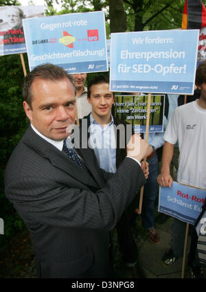 Friedbert Pflueger, Christian Democrats' (CDU) top candidate for Berlin mayor, participates in a commemoration to the GDR national uprising of June 17th 1953 in Berlin, Germany, 17 June 2006. A group of demonstrator CDU youth organisation Young Union demand 'Honourary pensions of victims of the GDR'. More than 500,000 people rallied for democracy and freedom at the national uprisin Stock Photo