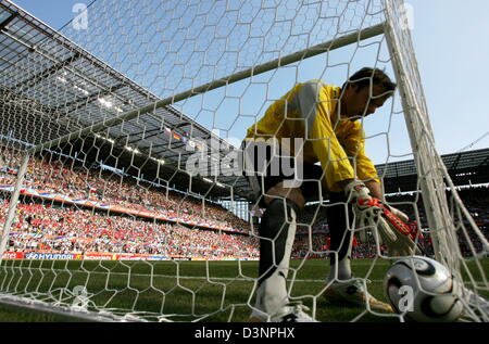 Czech goalie Petr Cech grabs the ball after Asamoah Gyan (not pictured) scored the penalty 1-0 lead during the 2006 FIFA World Cup group E match of Czech Republic vs Ghana in Cologne, Germany, Saturday 17 June, 2006. DPA/ACHIM SCHEIDEMANN +++ Mobile Services OUT +++ Please refer to FIFA's Terms and Conditions. +++(c) dpa - Bildfunk+++ Stock Photo