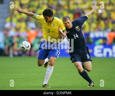 Brazilian Kaka (L) struggles for the ball with Australian Scott Chipperfield (R) during the group F match of the 2006 FIFA World Cup between Brazil and Australia in Munich, Germany, Sunday, 18 June 2006. Photo: MATTHIAS SCHRADER +++ Mobile Services OUT +++ Please refer to FIFA's Terms and Conditions Stock Photo