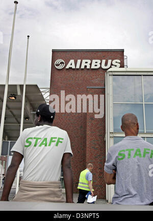 The photo shows two worker at the entrance of the Airbus factory in Hamburg-Finkenwerder, Germany, Monday, 19 June 2006. The employee side demands the heads of Airbus and the umbrella corporation EADS should return to normal work and stop their mutual accusations due to the delay in the delivery of the Airbus A380. The problems should be solved quickly, longer working hours were po Stock Photo