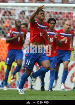 Costa Rican player Ronald Gomez (J) celebrates after his 1:0 goal during the group A preliminary match of the 2006 FIFA World Cup between Costa Rica and Poland in Hanover, Tuesday, 20 June 2006. Photo: KAY NIETFELD +++ Mobile Services OUT +++ Please also refer to FIFA's Terms and Conditions. Stock Photo