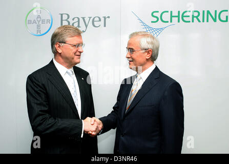 Werner Wenning (L) and Hubertus Erlen, chairmen of Bayer AG and Schering AG, shake hands prior to a press conference in Berlin, Germany, Wednesday, 21 June 2006. Wenning and Erlen were giving information about the planned takeover. Photo: Gero Breloer Stock Photo