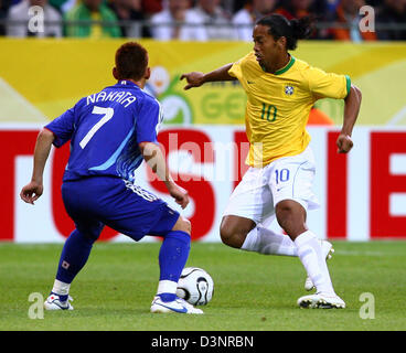Hidetoshi Nakata (L) from Japan and Ronaldinho (R) from Brazil fight for the ball during the group F match of 2006 FIFA World Cup between Japan and Brazil in Dortmund, Germany, Thursday 22 June 2006.  DPA/ACHIM SCHEIDEMANN +++ Mobile Services OUT +++ Please refer to FIFA's Terms and Conditions. Stock Photo
