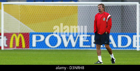 Mexican head coach Ricardo La Volpe walks over the pitch during the training session at the FIFA World Cup stadium in Leipzig, Germany, Friday, 23 June 2006. Mexico is facing Argentina on 24 June in the FIFA World Cup 2006 match. DPA/JENS WOLF+++ Mobile Services OUT +++ Please refer to FIFA's Terms and Conditions. Stock Photo