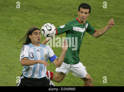 Juan Sorin (L) of Argentina vies with Jared Borgetti of Mexico during the 2nd round match of 2006 FIFA World Cup between Argentina and Mexico at the FIFA World Cup stadium in Leipzig, Germany, Saturday, 24 June 2006. DPA/JAN WOITAS +++ Mobile Services OUT +++ Please refer to FIFA's Terms and Conditions. Stock Photo