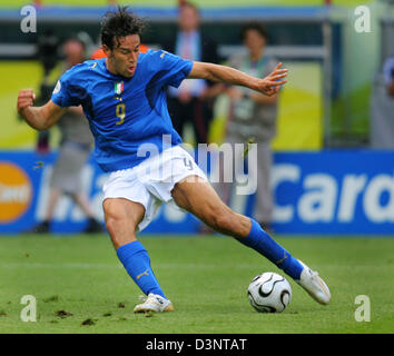 Italian Luca Toni von Fiorentina kicks the ball during the round of sixteen match of the 2006 FIFA World Cup Italy vs. Australia in Kaiserslautern, Monday 26 june 2006. Italy won 1-0. Photo: Arne Dedert dpa +++ Mobile Services OUT +++ Please also refer to FIFA's Terms and Conditions. Stock Photo