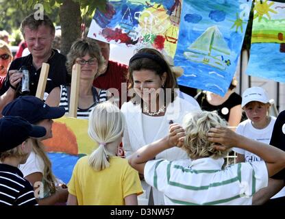 Queen Silvia of Sweden talks to children who had painted pictures for charity in Strande near Kiel, Germany, Monday, 3 July 2006. The monarch with German origin later gave the start signal for the 'Childhood Charity Race' at the 'Kieler Foerde'. The proceeds will be donated to the 'Childhood Foundation' which Silvia founded. It helps impoverished children all over the world. Photo: Stock Photo