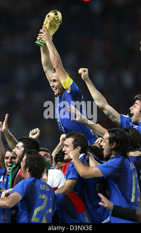 Italian captain Fabio Cannavaro lifts the trophy after the team defeated France in the 2006 FIFA World Cup Final Italy vs France at the Olympic Stadium in Berlin, Germany, Sunday 09 July 2006. Italy won 5-3 after penalty shoot out. DPA/OLIVER BERG +++ Mobile Services OUT +++ Please refer to FIFA's Terms and Conditions. +++(c) dpa - Bildfunk+++ Stock Photo