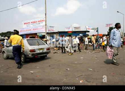 Street scene in Kishasa, DR Congo, Monday, 10 July 2006. The European troop EUFOR RD Congo including 780 German Bundeswehr soldiers will help to safeguard the first free elections in DR Congo in more than 40 years. The troops are errecting their camp at the airport N'Dolo. Photo: Maurizio Gambarini Stock Photo