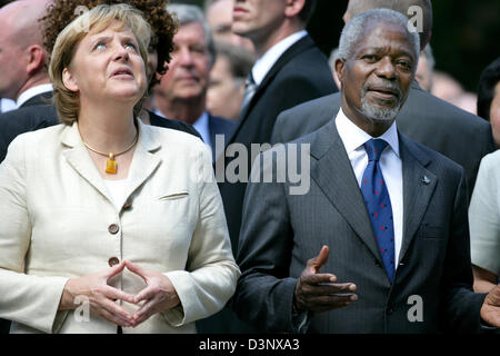 United Nations (UN) Secretary-General Kofi Annan (R) and German Chancellor Angel Merkel (L) cut the ribbon to the inauguration of the Langer Eugen centre of the UN-Campus in Bonn, Germany Tuesday, 11 July 2006. Photo: Rolf Vennenbernd Stock Photo