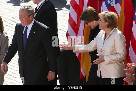 US President George W. Bush is greeted by German Chancellor Angela Merkel on the market square of Stralsund, Germany, Thursday, 13 July 2006. Bush is on a two day visit to Mecklenburg-Vorpommern on invitation of Merkel. Photo: Peter Kneffel Stock Photo