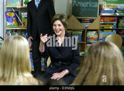 U.S. First Lady Laura Bush talks to school children during a visit to the Children's Library of Stralsund, northern Germany, Thursday, July 13 2006. Laura Bush opened the 'America@yourlibrary', a U.S. mission to Germany's new library partnership initiative, designed to develop a broader network of cooperation with libraries around Germany. U.S. President Bush and his wife Laura are Stock Photo