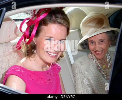 Queen Fabiola of The Belgians (R) and Crown Princess Mathilde of Belgium arrive to the church wedding of her sister Countess Elisabeth D'Udekem d'Acoz and Margrave Alfonso Pallavicini at the church St Pieter in Bastagne, Belgium, Saturday, 23 July 2006. The civil wedding had already taken place on Thursday, 20 July. Photo: RoyalPress (NETHERLANDS OUT) Stock Photo