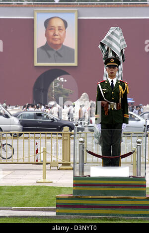 The picture shows a guard of honour on the Tiananmen Square at the Forbidden City in Beijing, China, 29 June 2006. Photo: Lars Halbauer Stock Photo