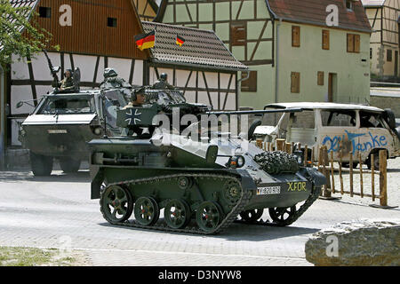Soldiers of the German Bundeswehr manoeuvre with tanks in the training ...