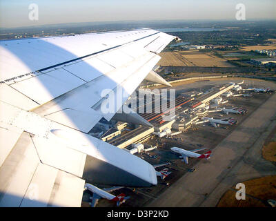 The picture shows a view onto an aerofoil of a Boeing 737 aircraft short after taking off from airport London-Heathrow, Great Britain, Tuesday, 18 July 2006. Terrorists planned to 'commit mass murder on an unimaginable scale' by destroying up to ten passenger aircraft in mid-air, Scotland Yard announced Thursday, 10 August 2006. 21 people had been arrested in connection with the pl Stock Photo