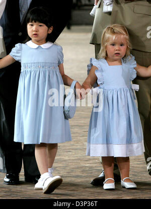 Japanese Princess Aiko (L) stands next to Princess Amalia of the Netherlands at Het Loo Palace in Apeldoorn, Netherlands, Friday 18 August 2006. The Japanese heirs to the throne arrived in the Netherlands on Friday. Photo: Nieboer (NETHERLANDS OUT) Stock Photo