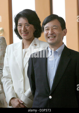 Japanese Crown Prince Naruhito (R) and his wife Princess Masako (L) smile for photographers at Het Loo Palace in Apeldoorn, Netherlands, Friday 18 August 2006. The Japanese heir to the throne arrived in the Netherlands on Friday. Photo: Nieboer (NETHERLANDS OUT) Stock Photo