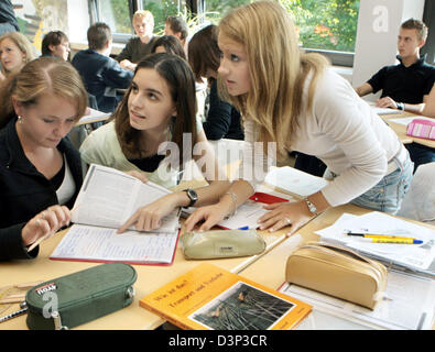 10th grade pupils photographed in their classroom at Willi-Graf-secondary school (junior high school for ages 10 to 16) in Willich, Germany, Wednesday 23 August 2006. Photo: Achim Scheidemann Stock Photo