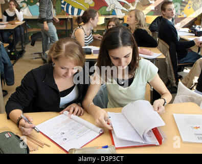 10th grade pupils photographed in their classroom at Willi-Graf-secondary school (junior high school for ages 10 to 16) in Willich, Germany, Wednesday 23 August 2006. Photo: Achim Scheidemann Stock Photo