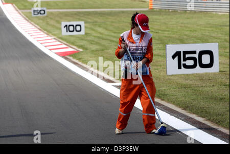 A worker cleans the tarmac of the race track at the Istanbul Park race circuit near Istanbul, Turkey, Thursday, 24 August 2006. The Formula One Turkish Grand Prix will be held on Sunday 27 August. Photo: Rainer Jensen Stock Photo