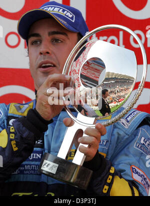 Spanish Formula One driver Fernando Alonso of Renault F1 team celebrates his second place at the Turkish Grand Prix at the Istanbul Park race track near Istanbul, Turkey, Sunday, 27 August 2006. Photo: Rainer Jensen Stock Photo