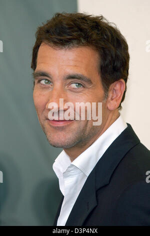 British actor Clive Owen smiles for the cameras at a photocall for his film 'Children of Men' at the 63rd Venice Film Festival in Venice, Italy, Sunday, 03 September 2006. Photo: Hubert Boesl Stock Photo