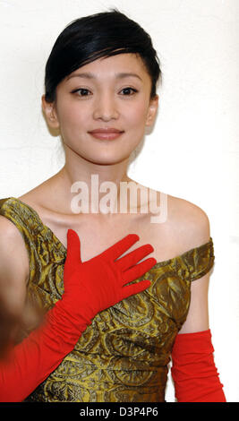 Chinese actress Xun Zhou smiles for the cameras at a photocall for her new film 'Ye yan' at the 63rd Venice Film Festival in Venice, Italy, 03 September 2006. Photo: Nicolas Khayat Stock Photo