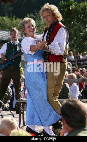 TV-Entertainer Thomas Gottschalk and 'Lindenstrassen' star Marie-Luise Marjan sing on stage in traditional Tyrolese costumes during the recording of the TV programme 'Lustige Musikanten on tour' at the  'Wildschoenau' in Woergl, Austria, Friday, 8 September 2006. Both payed off a bet lost at the TV programme 'Wetten dass...' (You bet!) from 2005. Photo: Ursula Dueren Stock Photo
