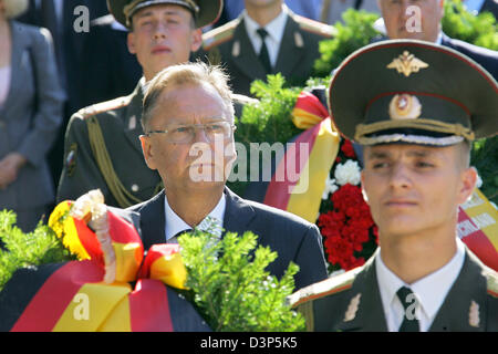 Hans-Juergen Papier (L), President of the Federal Constitutional Court of Germany, shown together with Russian soldiers at a ceremony at a memorial place on the Mamajew Hills near Wolgograd (former Stalingrad), Russian Federation, Saturday, 9 September 2006. Photo: Uwe Zucchi Stock Photo
