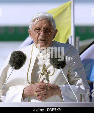 Pope Benedict XVI holds a speech at the 'Franz-Josef Strauss' airport in Munich, Germany, Saturday, 9 September 2006. Photo: Peter Kneffel Stock Photo