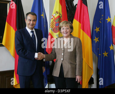 German Chancellor Angela Merkel (R) and Spanish Prime Minister Jose Luis Rodriguez Zapatero (L) shake hands at the joint government consultations in Meersburg, Germany, Tuesday, 12 September 2006. Photo: Daniel Maurer Stock Photo