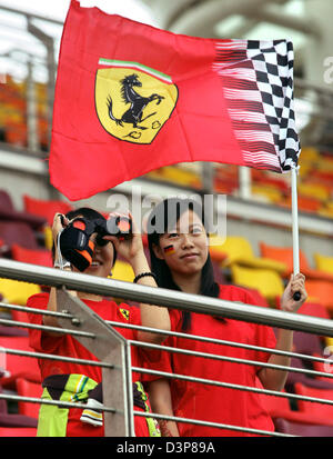 Chinese F1 fans cheer with a flag on the grand stand of the Shanghai International Circuit near Shanghai, China, Saturday 30 September 2006. The 2006 Formula 1 Chinese Grand Prix takes place on Sunday 01 October 2006. Photo: Gero Breloer Stock Photo