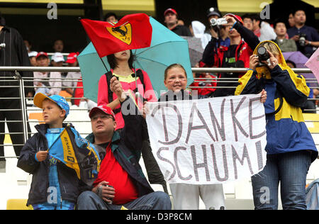 Spectators hold a banner reading 'Thank you Schumi' before the start of the Chinese Grand Prix at the Shanghai International Circuit near Shanghai, China, Sunday, 01 October 2006. Photo: Gero Breloer Stock Photo